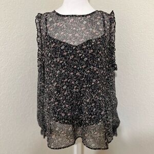 ❄️ ⛄️ American Eagle Outfitters blouse with slit shoulder sleeves.  XL